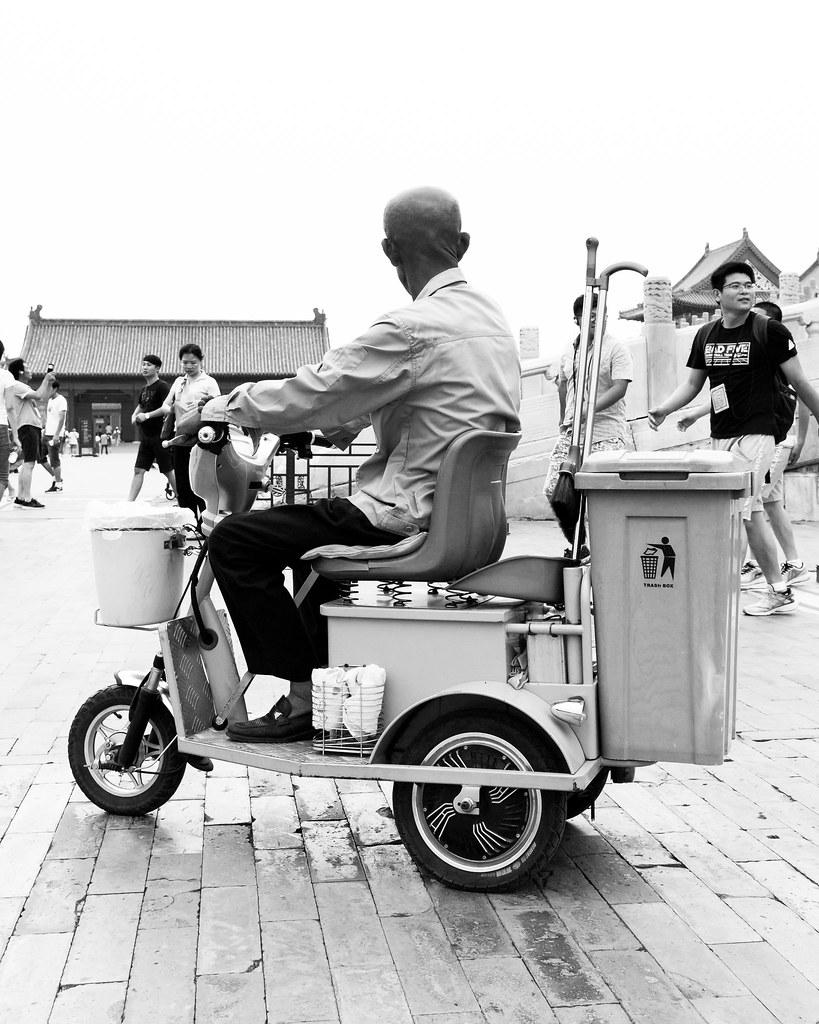 Beijing Workers Navigate New Broadband Infrastructure for Job Market Success